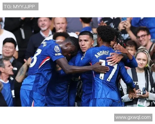 沃克在关键时刻成功封堵曼城进攻助球队稳固防线展现卓越实力